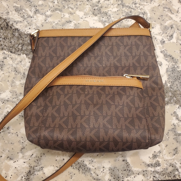 Michael Kors MK Brown Leather Bag Monogram Logo Crossbody Messenger EUC - Picture 3 of 16